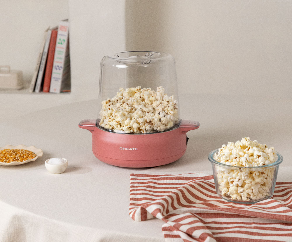 Il coperchio della Macchina per popcorn di Create è stato progettato per essere utilizzato anche come ciotola per contenerli e mangiarli in modo facile e comodo. Prepara fino a 100 g di mais in soli 5 minuti ed è dotata di piastra che scioglie il burro e altre spezie. Prezzo 44,95 euro. www.create-store.com