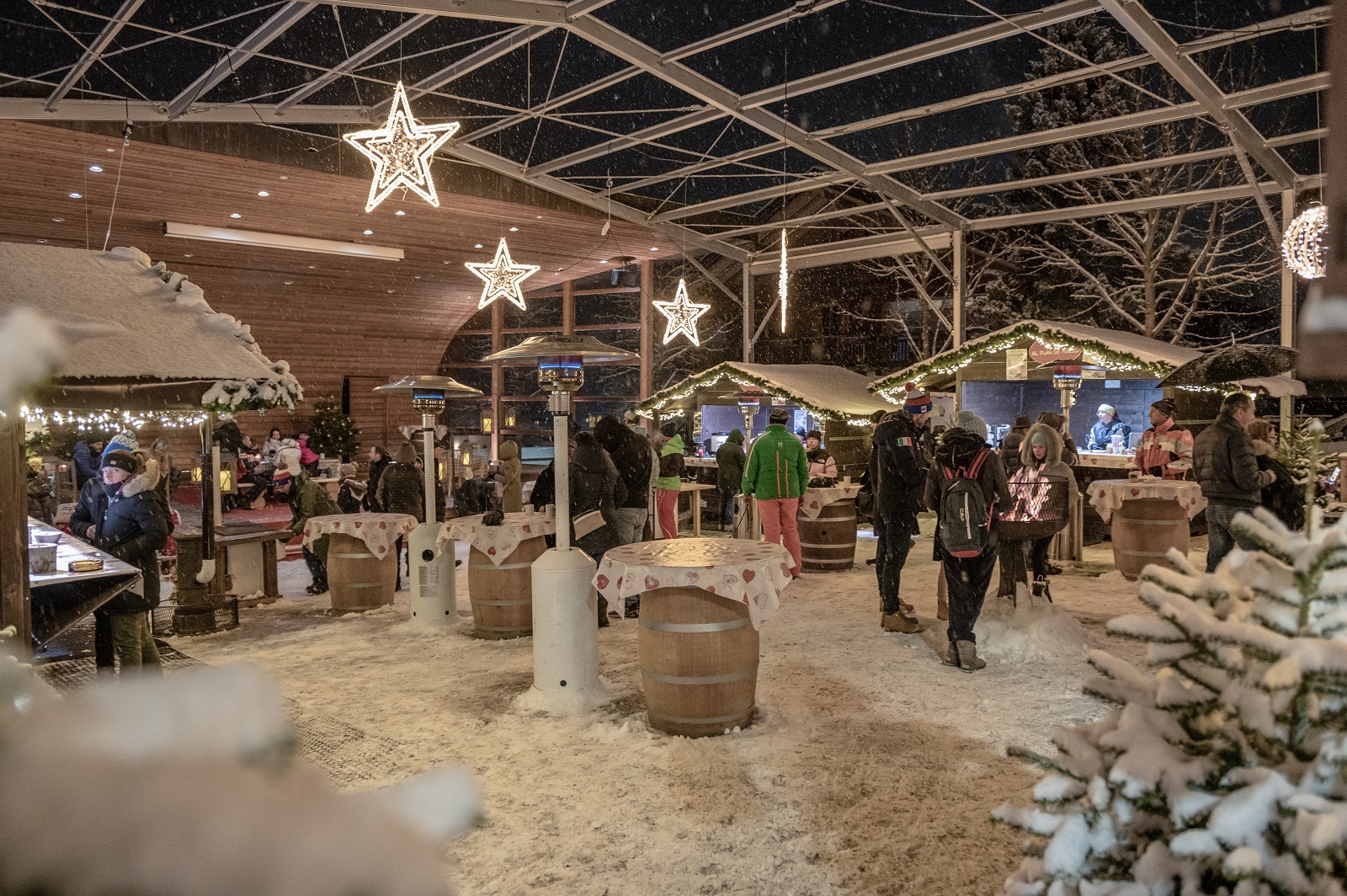 Al mercatino di Natale “Advent Al Plan” di San Vigilio di Marebbe ci sono piccole bancarelle natalizie decorate con amore e rischiarate da una miriade di piccole luci. Oltre ai prodotti locale si possono gustare deliziose specialità fatte in casa, come il brulé di mela. Foto: Gianvito Coco. www.sanvigilio.com