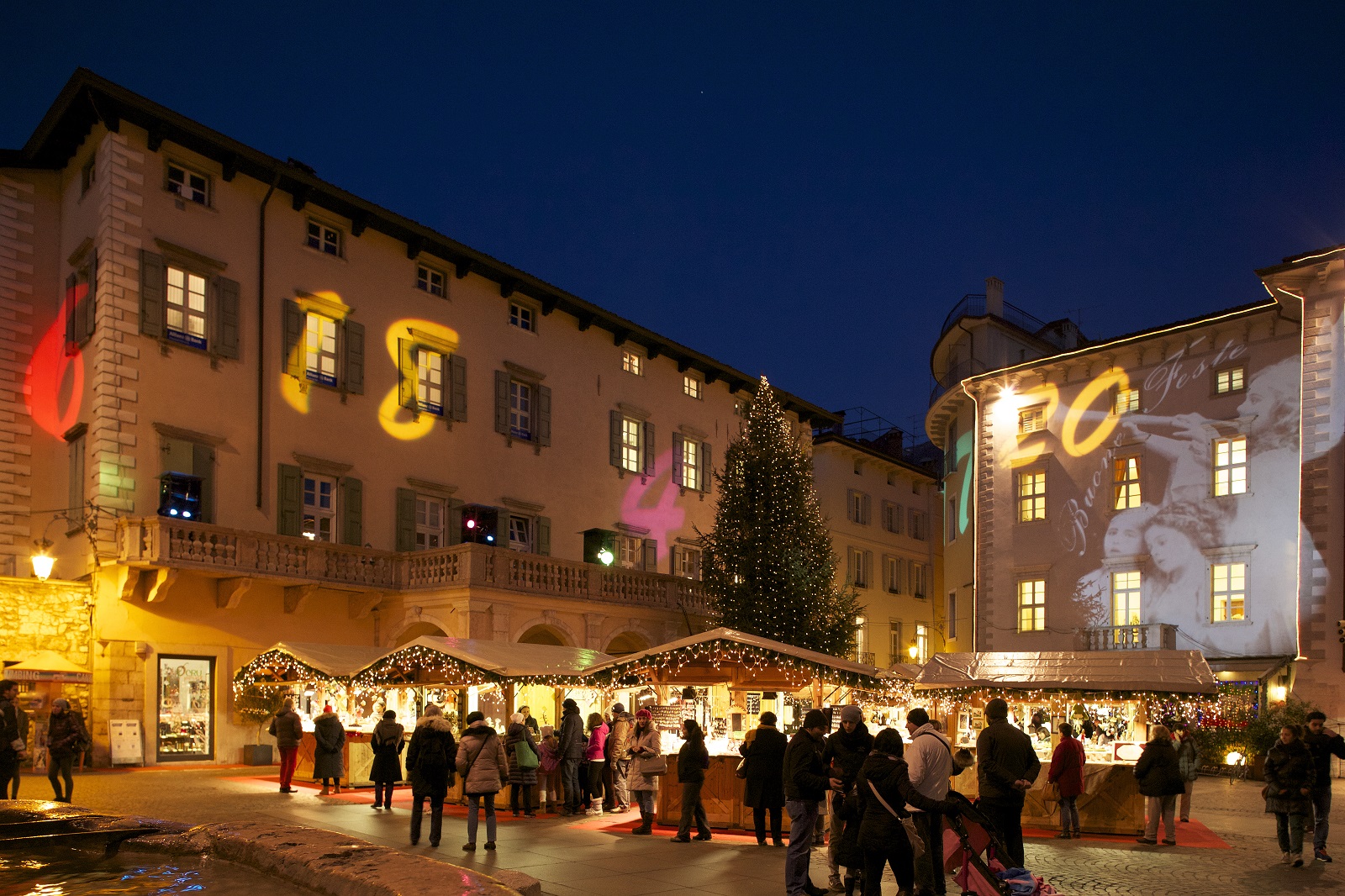Al Mercatino di Natale ad Arco tra le bancarelle tipiche e le casette in legno si fa anche una vera e propria esperienza multisensoriale degustando il meglio della tradizione enogastronomica della regione: vin brûlé, golosi gnocchi boemi, polenta e gulasch e strauben accompagnati da marmellata di mirtilli rossi e zucchero a velo. Foto: Marco Simonini. www.gardatrentino.it e https://www.visittrentino.info/it/guida/mercatini-di-natale/