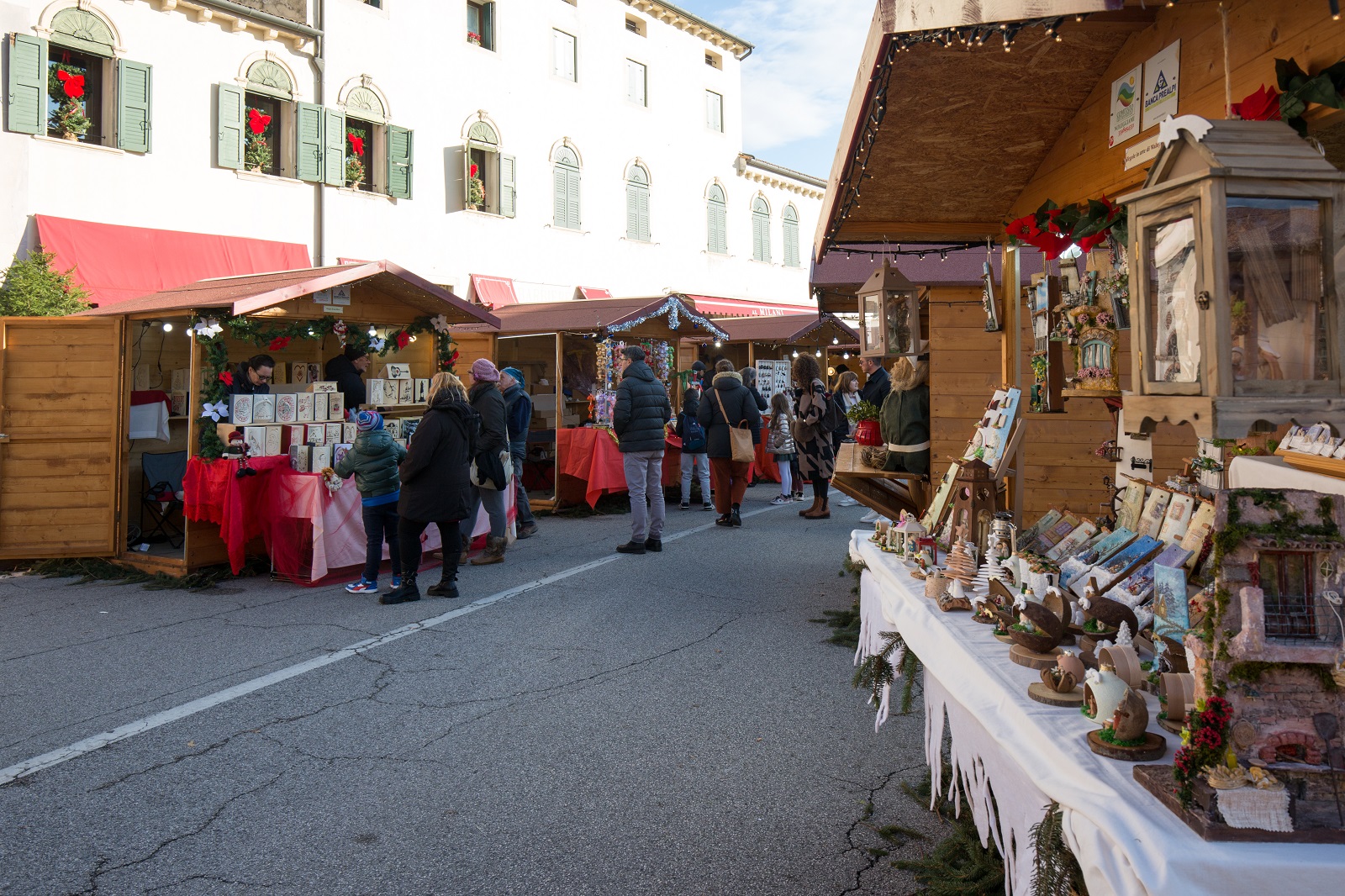Nel centro storico di Follina oltre 80 espositori nelle tipiche casette di legno presentano prodotti artigianali, decorazioni e manufatti. Lungo il corso si trovano anche stand enogastronomici, e all’asilo ci si può riscaldare con una gustosa cioccolata e vin brulè. Foto: Comitato Festeggiamenti Farrò, La Bella e Pedeguarda. www.comitato-feste.it