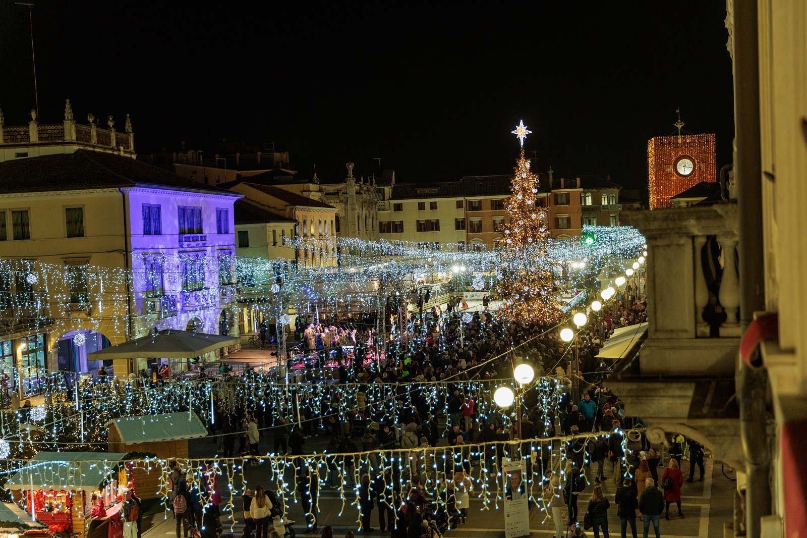 In piazza Ferretto, nel cuore di Mestre si presentano anche quest’anno tante colorate casette in legno per lo shopping natalizio, tra prodotti artigianali e delizie gastronomiche, accompagnati dal profumo di cannella e vin brulé. Foto: Vela Spa. https://events.veneziaunica.it/it/content/mercatini-di-natale-2024