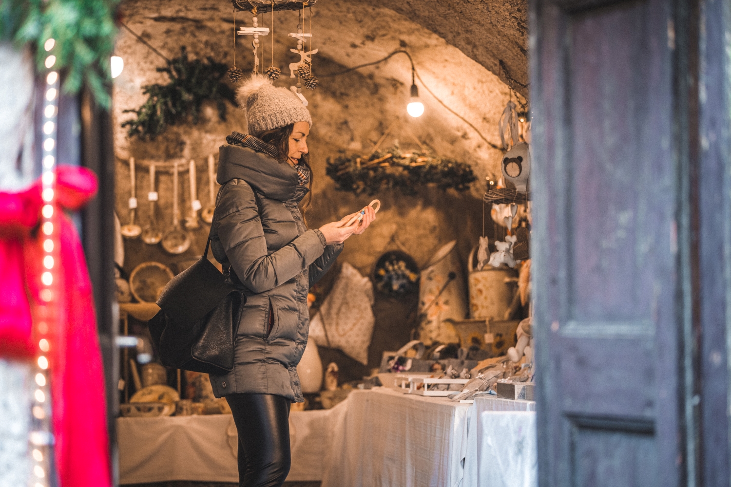 A Rango, uno dei Borghi più Belli d’Italia, il mercatino si snoda tra gli antichi vicoli del paese, ospita artigiani, agricoltori e associazioni locali per ridare vita agli antichi androni, un tempo dimora di mucche e capre, ai portech, passaggi coperti che accoglievano i viandanti; ai vòlt, cantine dove riposavano salumi e prodotti della terra e alle stradine di salesà, con il loro tipico pavimento di sassi irregolari. Foto: APTGARDADOLOMITI. www.mercatinidirango.it