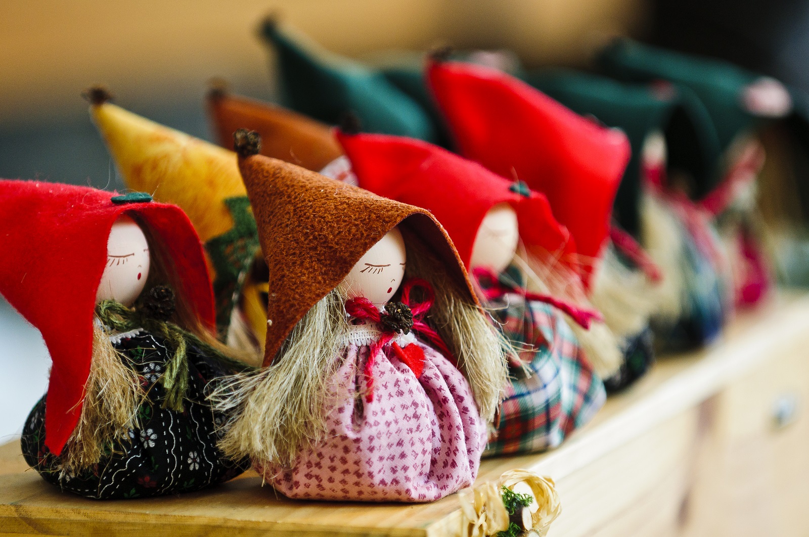 Si trovano deliziosi prodotti artistici fatti a mano e specialità enogastronomica agli stand del Mercatino di Natale di Sauris in Friuli. Foto: Luciano Gaudenzio. www.sauris.org/events/in-der-zahre-seint-de-bainachn-a-sauris-e-natale-mercatino-7-e-8-dicembre-2024/