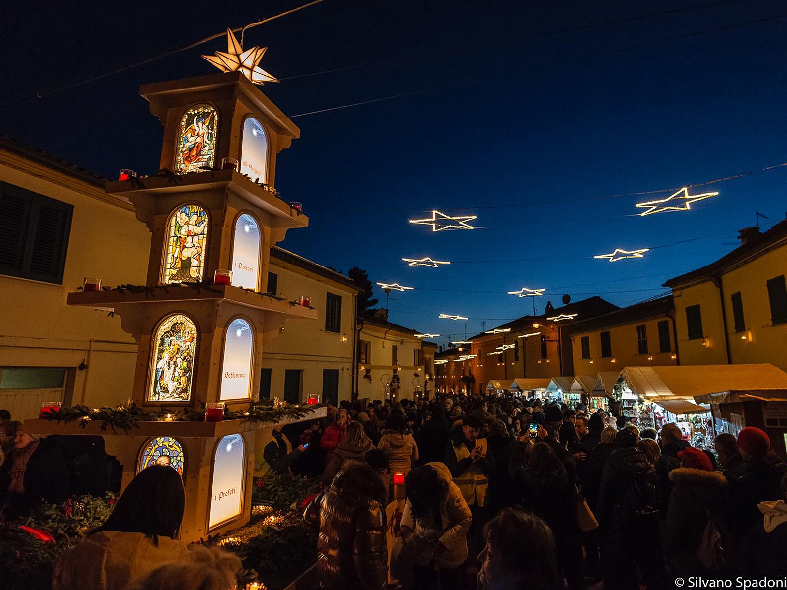 Alla 21esima edizione del mercatino natalizio delle Candele a Candelara nell’antico borgo medievale ogni sera si spegne la luce artificiale per lasciare il posto a migliaia di fiammelle accese. Foto: Il Natale che non ti aspetti. www.ilnatalechenontiaspetti.it