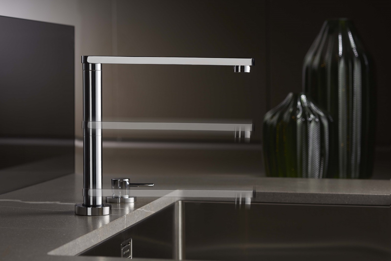 Il miscelatore monocomando a due fori per lavello cucina Diametro35 di Ritmonio è dotato di canna girevole a scomparsa. Ha un’altezza massima di 24 cm e una minima di 2,5 cm. Prezzo 600 euro. www.ritmonio.it