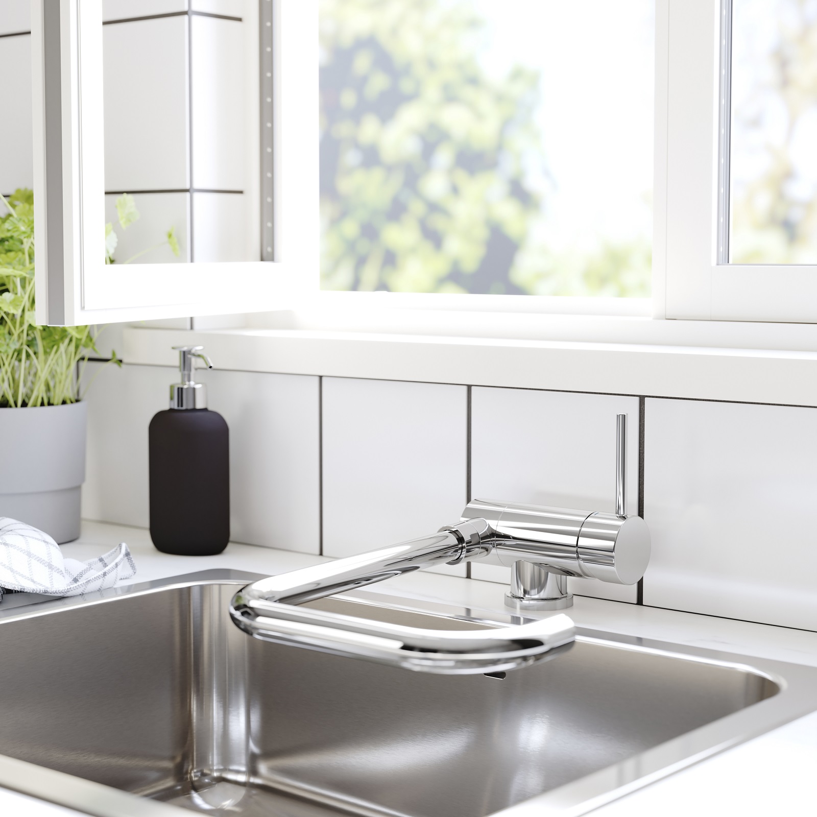 È pieghevole il miscelatore Juttern di Ikea per lavello sottofinestra con finitura cromata. Ha rompigetto integrato per ridurre consumi. È alto 35 cm. Prezzo 109 euro. www.ikea.com