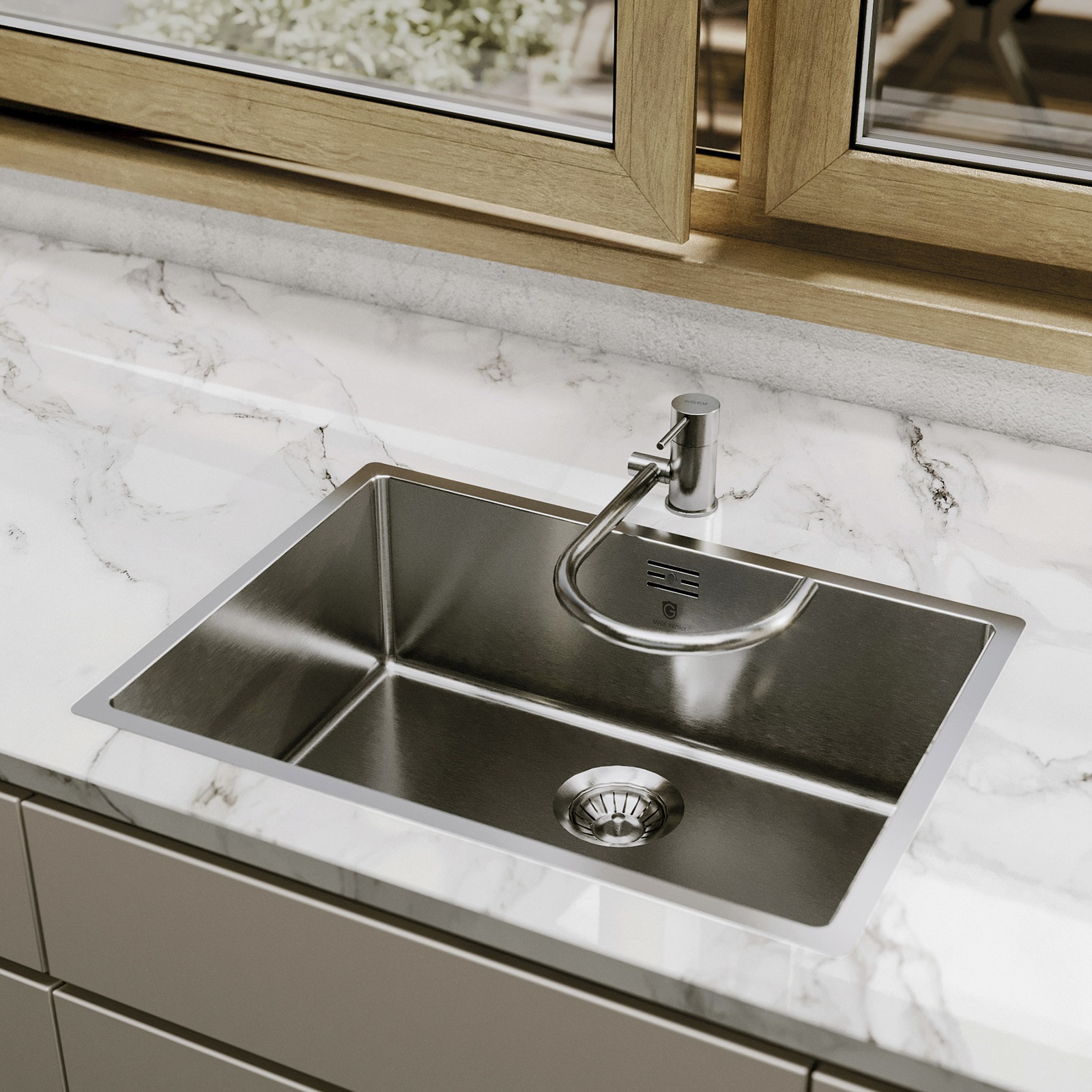 È abbattibile il miscelatore monocomando per lavello sottofinestra OS87050 di Guglielmi alto 29 cm. Prezzo della versione cromata 329 euro. www.guglielmi.com