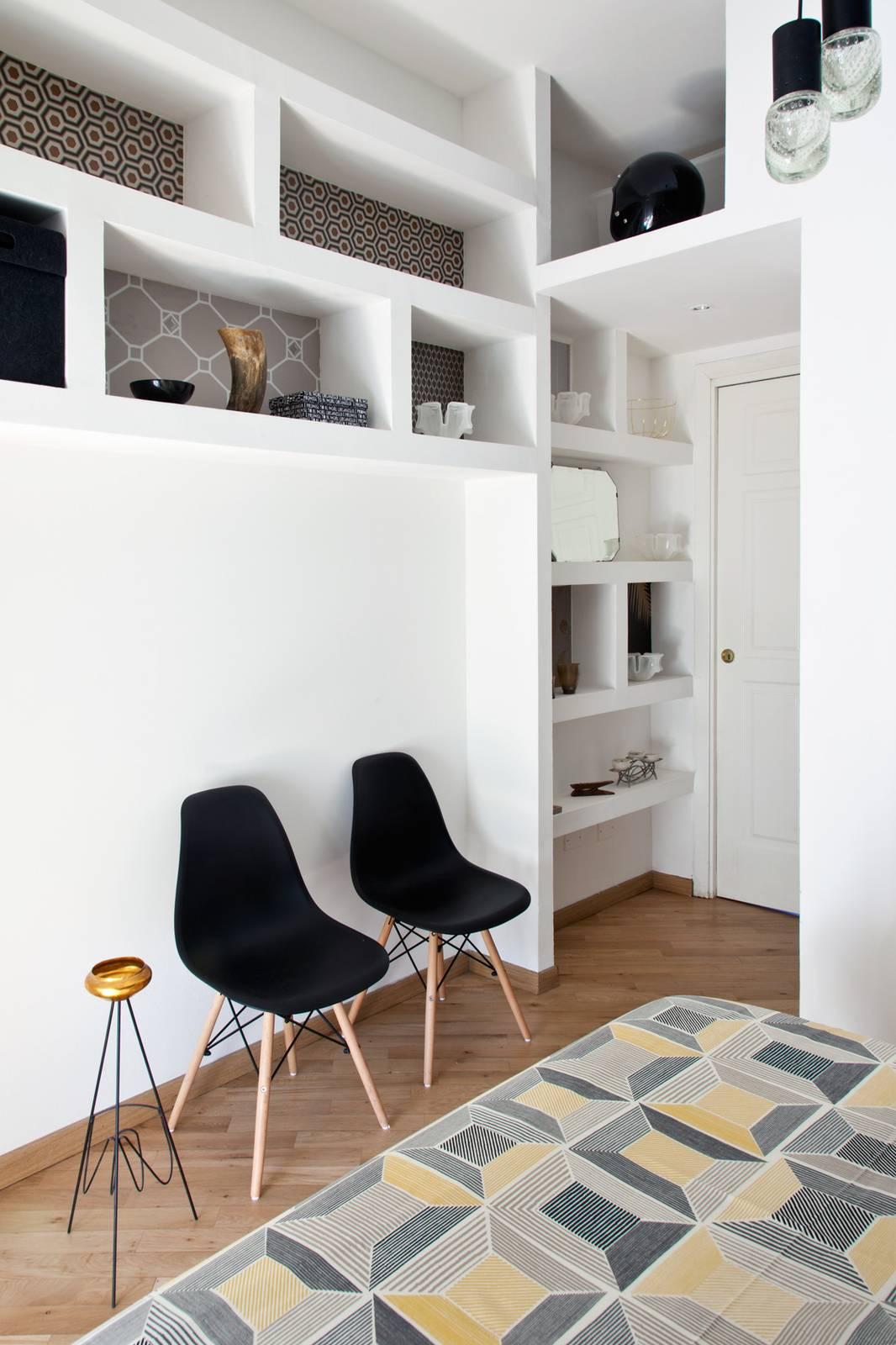 Esempio di nicchie decorative con rivestimento del fondo in carta da parati e con oggetti a vista. Progetto e foto architetto Clara Bona. Esempio di nicchie decorative con rivestimento del fondo in carta da parati e con oggetti a vista. Progetto e foto architetto Clara Bona.