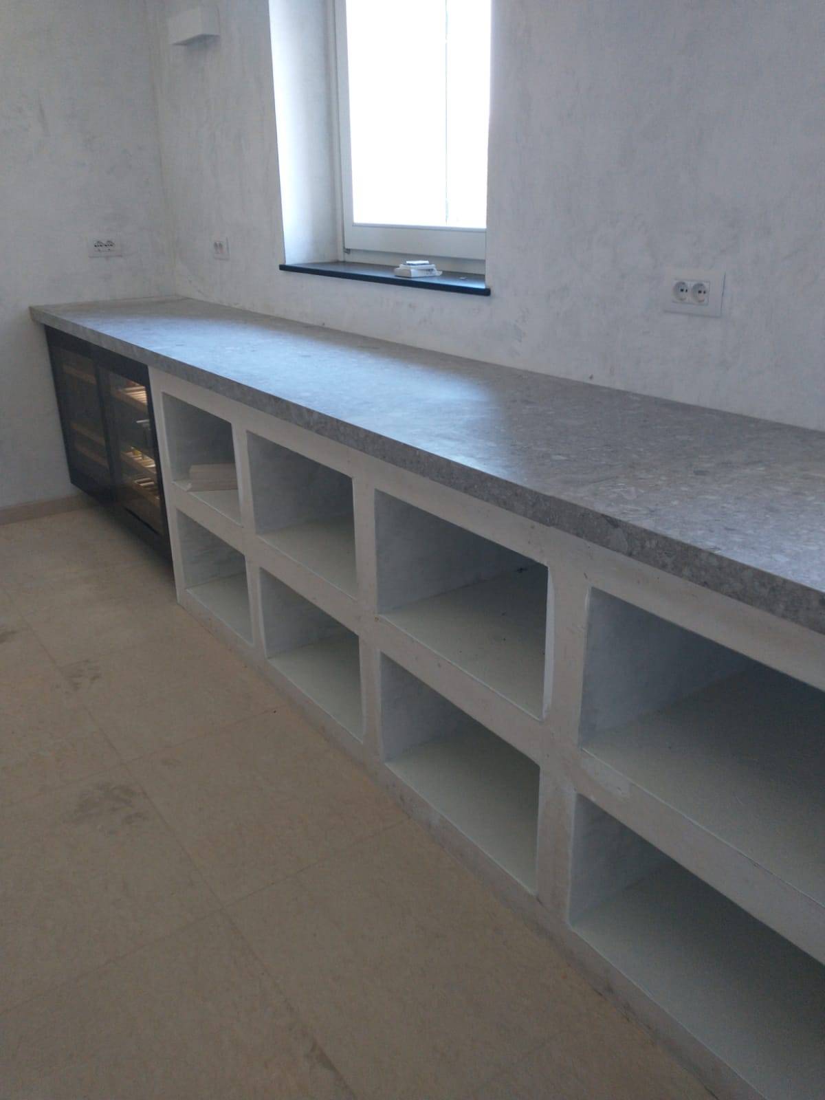 L’ultimo step della realizzazione della cucina in muratura è stato il montaggio del piano di lavoro in gres effetto pietra. La prima scelta era per una pietra vera, in particolare il Ceppo del Grè grigio. Ma è molto delicato e non adatto a un bancone cucina: si è optato quindi per la versione in gres, che è molto simile nell’aspetto ma super pratica da utilizzare. L’ultimo step della realizzazione della cucina in muratura è stato il montaggio del piano di lavoro in gres effetto pietra. La prima scelta era per una pietra vera, in particolare il Ceppo del Grè grigio. Ma è molto delicato e non adatto a un bancone cucina: si è optato quindi per la versione in gres, che è molto simile nell’aspetto ma super pratica da utilizzare.