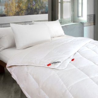 Il piumino 4 Stagioni di Gabel 1957 può essere usato per tutto l'anno perché è composto da due piumini con grammatura differente per ogni stagione: uno tiepido e uno caldo che possono essere usati singolarmente o insieme. Ha la fodera Cambric in puro cotone a tenuta piuma ed è imbottito in 90% piumino e 10% piumetta; è certificato Oeko-tex che garantisce l'assenza di sostanze nocive per la salute dell'uomo. Misura L 250 x P 205 cm. Prezzo da 413,50 euro. www.gabel1957.com Il piumino 4 Stagioni di Gabel 1957 può essere usato per tutto l'anno perché è composto da due piumini con grammatura differente per ogni stagione: uno tiepido e uno caldo che possono essere usati singolarmente o insieme. Ha la fodera Cambric in puro cotone a tenuta piuma ed è imbottito in 90% piumino e 10% piumetta; è certificato Oeko-tex che garantisce l'assenza di sostanze nocive per la salute dell'uomo. Misura L 250 x P 205 cm. Prezzo da 413,50 euro. www.gabel1957.com