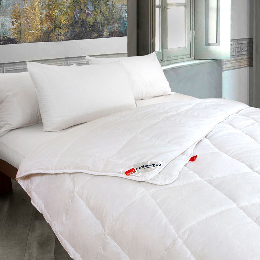 Il piumino 4 Stagioni di Gabel 1957 può essere usato per tutto l'anno perché è composto da due piumini con grammatura differente per ogni stagione: uno tiepido e uno caldo che possono essere usati singolarmente o insieme. Ha la fodera Cambric in puro cotone a tenuta piuma ed è imbottito in 90% piumino e 10% piumetta; è certificato Oeko-tex che garantisce l'assenza di sostanze nocive per la salute dell'uomo. Misura L 250 x P 205 cm. Prezzo da 413,50 euro. www.gabel1957.com Il piumino 4 Stagioni di Gabel 1957 può essere usato per tutto l'anno perché è composto da due piumini con grammatura differente per ogni stagione: uno tiepido e uno caldo che possono essere usati singolarmente o insieme. Ha la fodera Cambric in puro cotone a tenuta piuma ed è imbottito in 90% piumino e 10% piumetta; è certificato Oeko-tex che garantisce l'assenza di sostanze nocive per la salute dell'uomo. Misura L 250 x P 205 cm. Prezzo da 413,50 euro. www.gabel1957.com