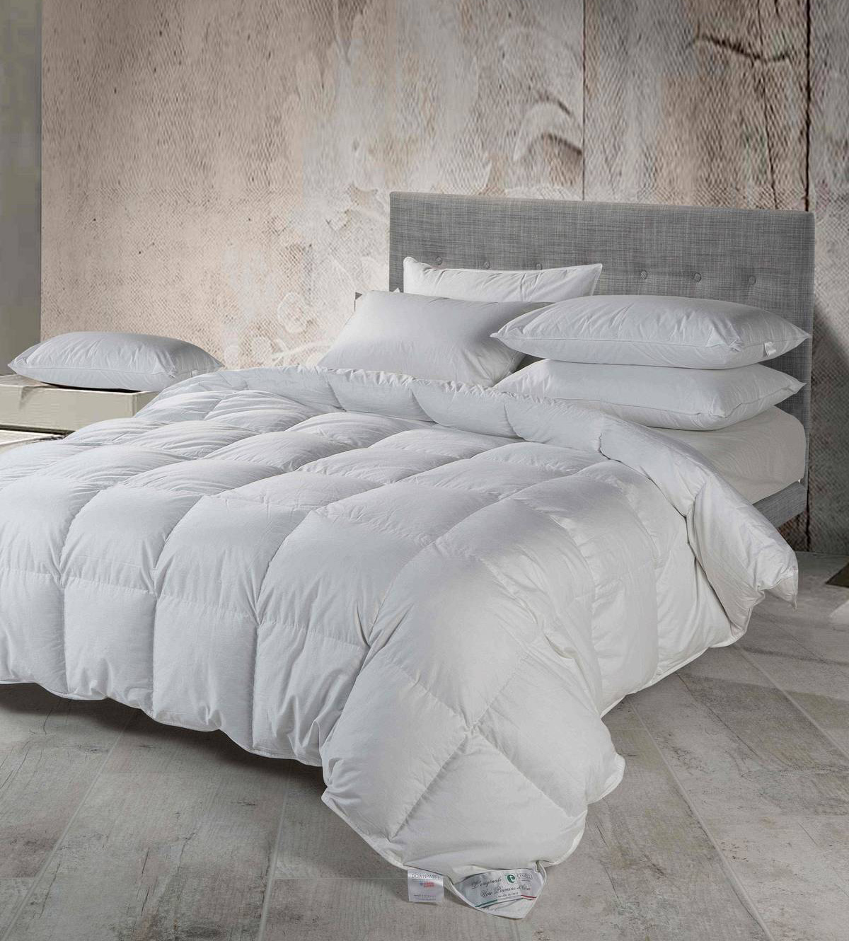 Grenoble di Cinelli Piume e Piumini è imbottito in 100% Piumino di Oca Bianca Ungherese ed è caratterizzato dal gradiente “winter” che lo rende adatto alle camere riscaldate per poche ore al giorno. È rivestito in tessuto bianco, certificato Oko-Tex, in puro Cotone Batista con trapuntatura passante. Misura L 250 x P 215 cm. Prezzo 540 euro. www.cinellipiumini.it Grenoble di Cinelli Piume e Piumini è imbottito in 100% Piumino di Oca Bianca Ungherese ed è caratterizzato dal gradiente “winter” che lo rende adatto alle camere riscaldate per poche ore al giorno. È rivestito in tessuto bianco, certificato Oko-Tex, in puro Cotone Batista con trapuntatura passante. Misura L 250 x P 215 cm. Prezzo 540 euro. www.cinellipiumini.it