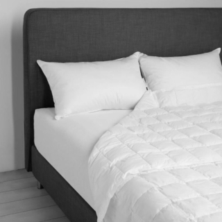 Garantisce calore Mid-Season il piumino Atelier Eccel La Batista di DaunenStep: è rivestito con Nanobatista Ultrasoft 100% cotone e imbottito in 100% piumino. È confezionato a mano in Italia da abili artigiani, è morbido, anallergico, traspirabile perchè fa passare l'aria e igroscopico perchè assorbe l'umidità eccessiva e la trasporta verso l'esterno. Misura L 240 x P 220 cm. Prezzo 1.149 euro. www.daunenstep.com Garantisce calore Mid-Season il piumino Atelier Eccel La Batista di DaunenStep: è rivestito con Nanobatista Ultrasoft 100% cotone e imbottito in 100% piumino. È confezionato a mano in Italia da abili artigiani, è morbido, anallergico, traspirabile perchè fa passare l'aria e igroscopico perchè assorbe l'umidità eccessiva e la trasporta verso l'esterno. Misura L 240 x P 220 cm. Prezzo 1.149 euro. www.daunenstep.com