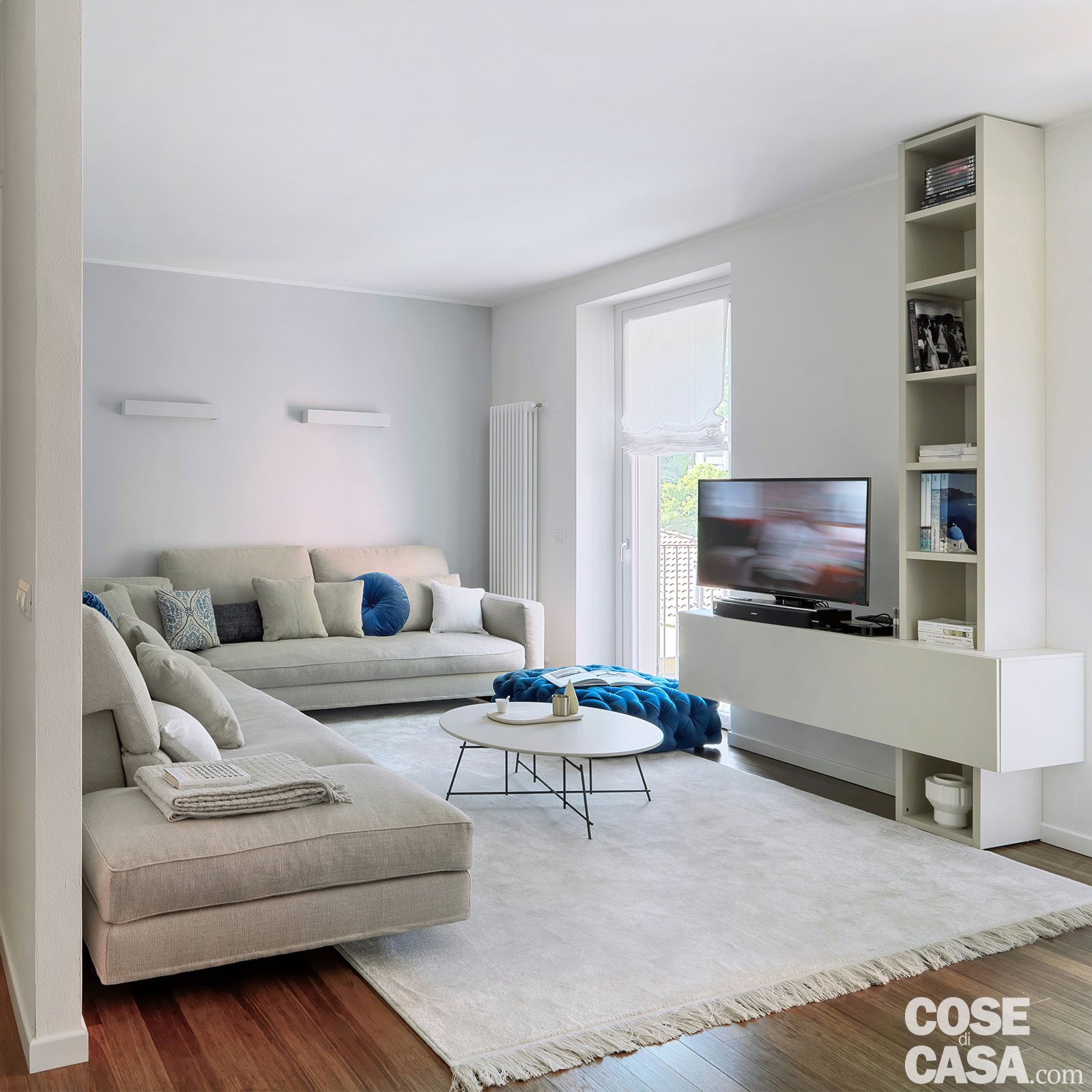 salotto con due divani chiari e il tappeto