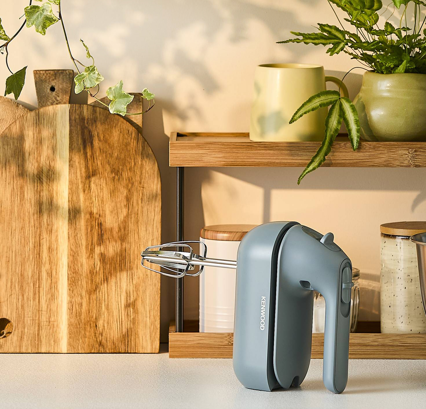 Facile da usare, da riporre e sempre ready to go, lo sbattitore Quickmix Go di Kenwood ha due fruste per montare, due ganci per impastare e pratico misurino dosatore. Con potenza di 350 watt e 5 velocità di regolazione, è fornito con custodia all-in-one dotata di pratica maniglia. Prezzo 59,90 euro. www.kenwoodworld.it