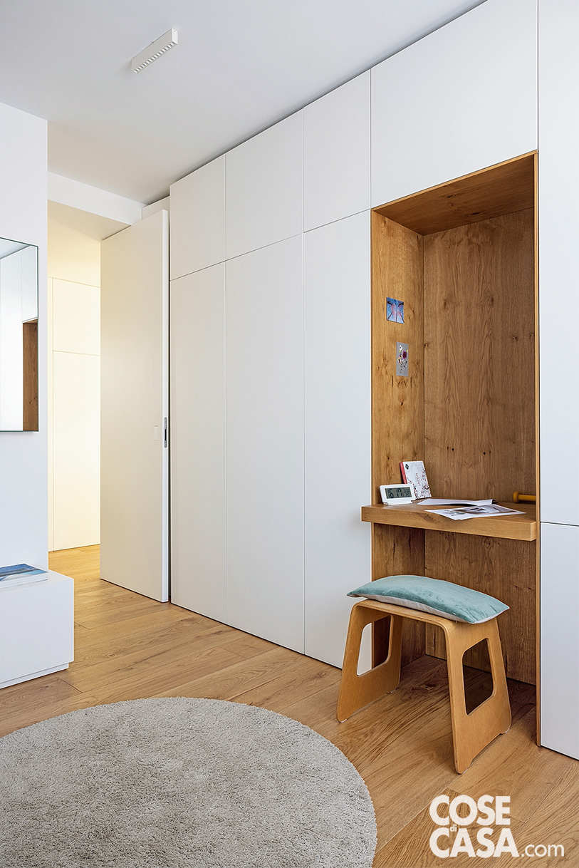 Armadio a ponte sopra la scrivania nella camera matrimoniale Armadio a ponte sopra la scrivania nella camera matrimoniale