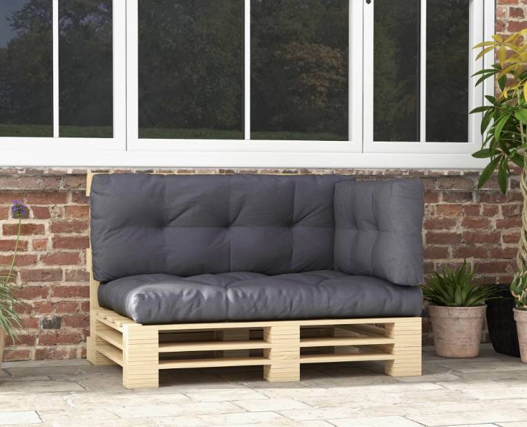 Adatto per esterni, il set di 3 cuscini Outsunny (per la seduta, per lo schienale più uno laterale) di colore grigio è realizzato in poliestere. È indicato per divano in pallet in vendita sul markeplace di Maisons Du Monde. Prezzo 66,95 euro.
