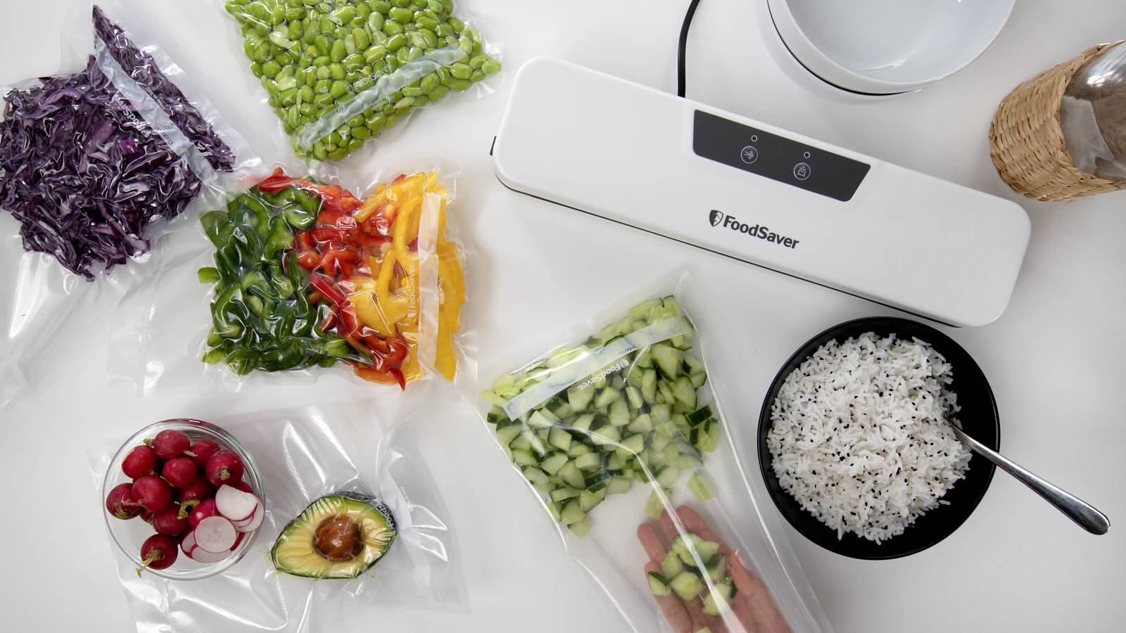 Basta con gli sprechi degli avanzi grazie al sistema di sigillatura sottovuoto FoodSaver Everyday distr. da Nital che permette di mantenere gli alimenti freschi fino a 5 volte più a lungo.La sigillatrice sottovuoto ha una barra saldante extra larga e il coperchio con chiusura a pressione si chiude con facilità. Compatta e poco ingombrante, quando non utilizzata si ripone in un cassetto. Prezzo 69,90 euro. www.nital.it