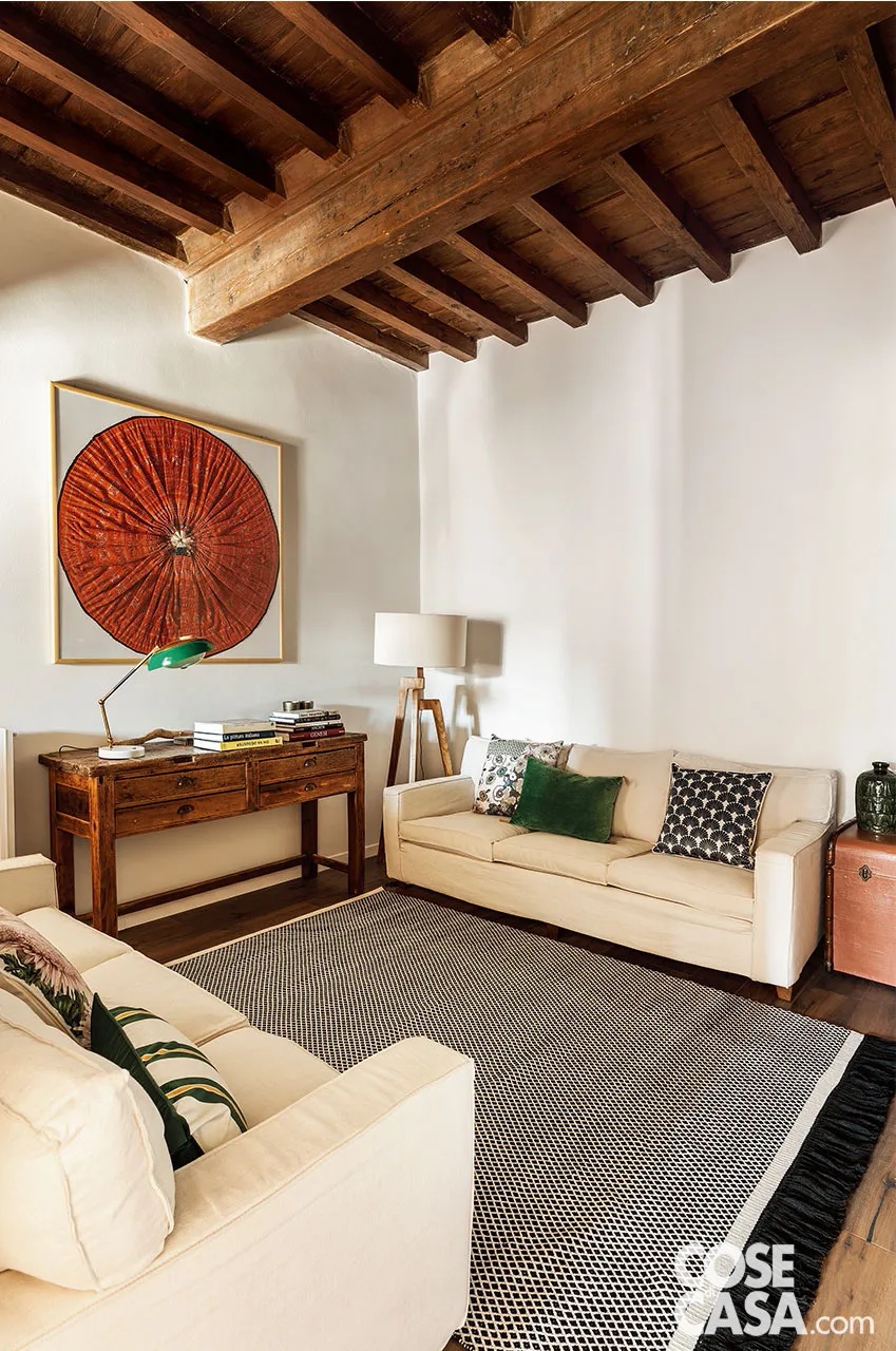 Nella zona conversazione i divani sono pezzi vintage restaurati dal tappezziere artigiano Iandelli e i cuscini sono di Vanilla Fly; la lampada da terra con base in legno è di Tisserand, acquistata in Senegal. Il tappeto è di Karpeta. Appoggiato alla parete, il mobile con quattro cassetti sotto il piano era il tavolo da lavoro dei vecchi proprietari argentieri: è stato recuperato e restaurato. Nella zona conversazione i divani sono pezzi vintage restaurati dal tappezziere artigiano Iandelli e i cuscini sono di Vanilla Fly; la lampada da terra con base in legno è di Tisserand, acquistata in Senegal. Il tappeto è di Karpeta. Appoggiato alla parete, il mobile con quattro cassetti sotto il piano era il tavolo da lavoro dei vecchi proprietari argentieri: è stato recuperato e restaurato.