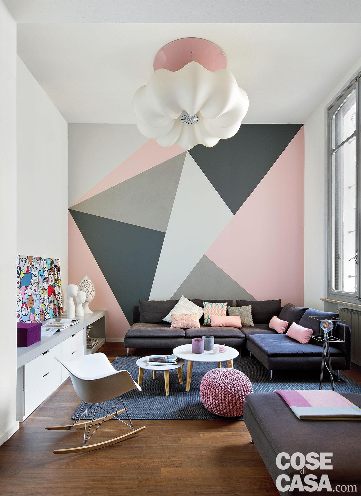 soggiorno con divano grigio e parete dipinta