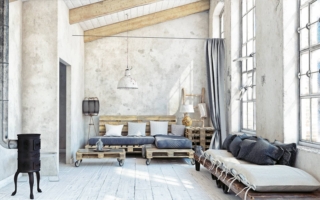 Soggiorno con divano in pallet in un loft in stile industriale