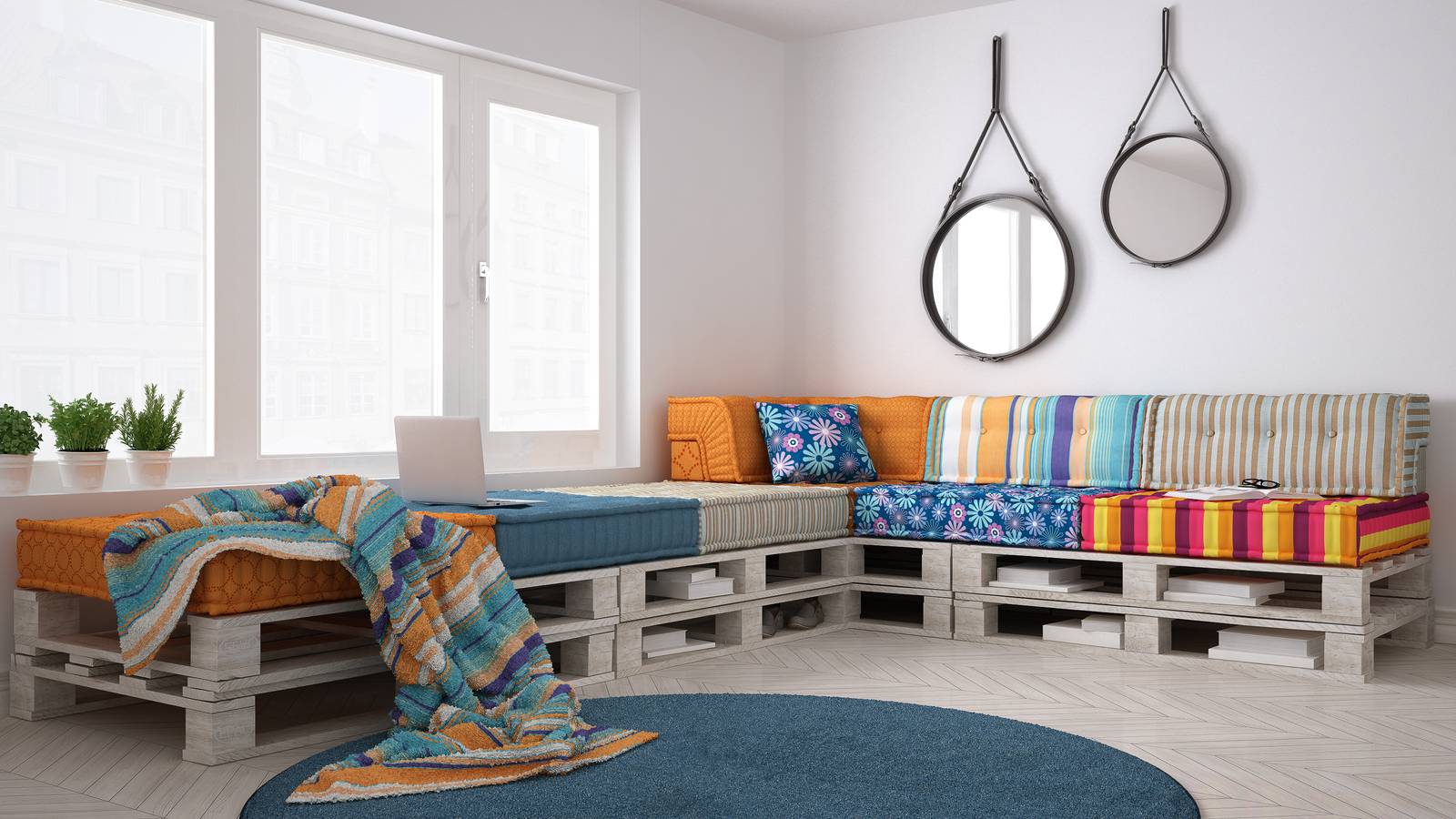 Soggiorno con divano in pallet, in stile scandinavo, perfetto per una casa di vacanza e utilizzabile anche come letto grazie all'uso di cuscini-materasso