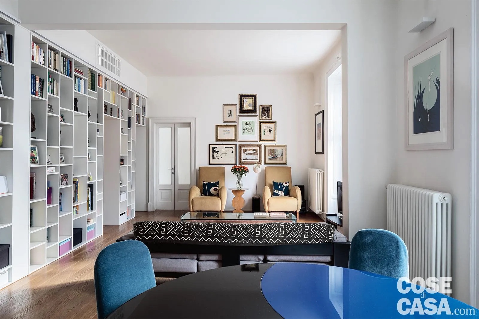 Un sistema a spalla portante occupa l'intera parete del soggiorno trasformandola in una sorta di maxi espositore di oggetti. Foto: Claudio Tajoli. Styling: Rosaria Galli. Progetto: arch. Raffaele Azzarelli e Giuliano Iamele.