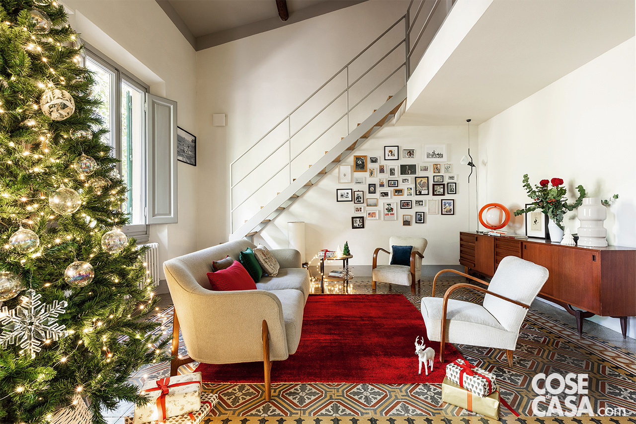 soggiorno-con-scala-e-divani-bianchi- soggiorno-con-scala-e-divani-bianchi-