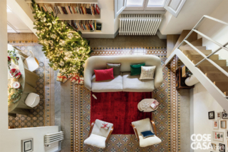 vista dall'alto soggiorno con scala a giorno moderna, divani chiari e tappeto rosso vista dall'alto soggiorno con scala a giorno moderna, divani chiari e tappeto rosso