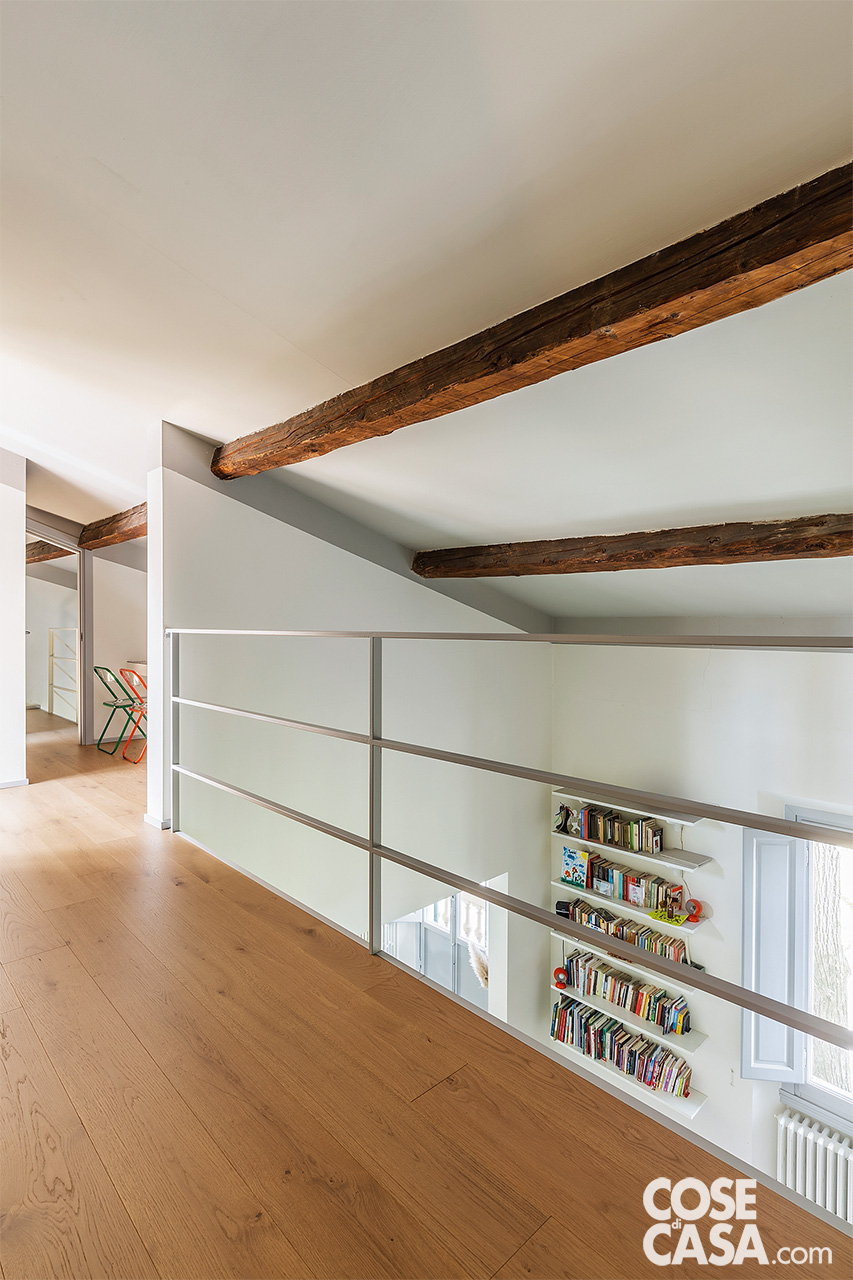 soppalco con parquet e parapetto in metallo, spiovente intonacato con travi a vista soppalco con parquet e parapetto in metallo, spiovente intonacato con travi a vista