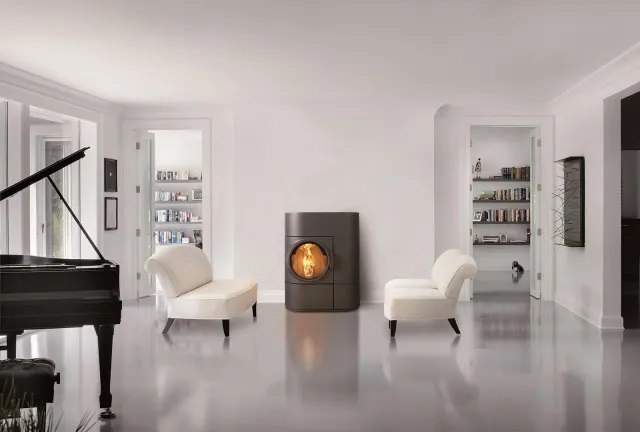 Il sensore Smart Spot rileva la temperatura fino a 20 metri di distanza dalla stufa, per regolare il funzionamento e il comfort. Clou Duo di Austroflamm, distribuito da Mont-Export, funziona sia a pellet che a legna. È programmabile con display touch e gestibile con app. In classe A+, 4 stelle, ha capacità 22 kg, potenza 7 kW e rendimento >90%. Misura L 81 x P 41 x H 101,3 cm. Prezzo 7.450 euro + Iva. www.montexport.it Il sensore Smart Spot rileva la temperatura fino a 20 metri di distanza dalla stufa, per regolare il funzionamento e il comfort. Clou Duo di Austroflamm, distribuito da Mont-Export, funziona sia a pellet che a legna. È programmabile con display touch e gestibile con app. In classe A+, 4 stelle, ha capacità 22 kg, potenza 7 kW e rendimento >90%. Misura L 81 x P 41 x H 101,3 cm. Prezzo 7.450 euro + Iva. www.montexport.it