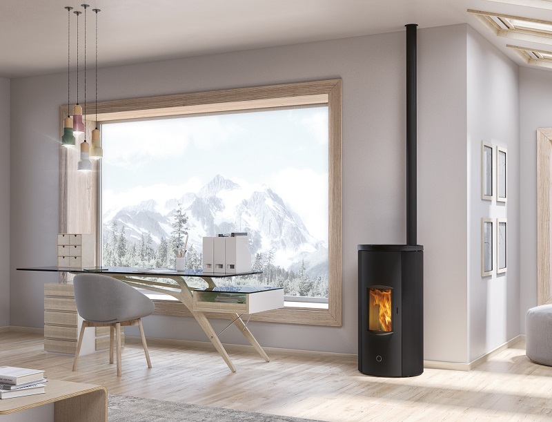 La stufa stagna Like80 di EK63 ha base circolare con porta tonda; diametro 52 x H 101 cm. Riscalda con aria calda, è dotata di Wi-Fi per la gestione a distanza, ha display sul top per la programmazione giornaliera e settimanale. I fianchi sono in acciaio o ceramica. Ha classe ambientale 5 stelle ed energetica A+. Potenza 7,6 kW, rendimento 90,8%, serbatoio con capacità 15 kg. Con fianchi in acciaio costa da 2.050 euro + Iva. https://ek-63.com La stufa stagna Like80 di EK63 ha base circolare con porta tonda; diametro 52 x H 101 cm. Riscalda con aria calda, è dotata di Wi-Fi per la gestione a distanza, ha display sul top per la programmazione giornaliera e settimanale. I fianchi sono in acciaio o ceramica. Ha classe ambientale 5 stelle ed energetica A+. Potenza 7,6 kW, rendimento 90,8%, serbatoio con capacità 15 kg. Con fianchi in acciaio costa da 2.050 euro + Iva. https://ek-63.com