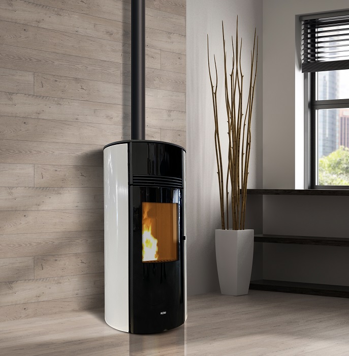 La termostufa Thermosuper 120 di Klover ha braciere autopulente, tenuta ermetica, display touch screen con cronotermostato integrato per la programmazione giornaliera o settimanale. Il Wi-Fi di serie permette la gestione a distanza. La manutenzione è semplificata. Capacità serbatoio 20 kg. Potenza 15 kW. Rendimento 95,9%. Classe A+, 4 stelle. Misura L 48 x P 52 x H 101 cm. http://www.klover.it La termostufa Thermosuper 120 di Klover ha braciere autopulente, tenuta ermetica, display touch screen con cronotermostato integrato per la programmazione giornaliera o settimanale. Il Wi-Fi di serie permette la gestione a distanza. La manutenzione è semplificata. Capacità serbatoio 20 kg. Potenza 15 kW. Rendimento 95,9%. Classe A+, 4 stelle. Misura L 48 x P 52 x H 101 cm. http://www.klover.it