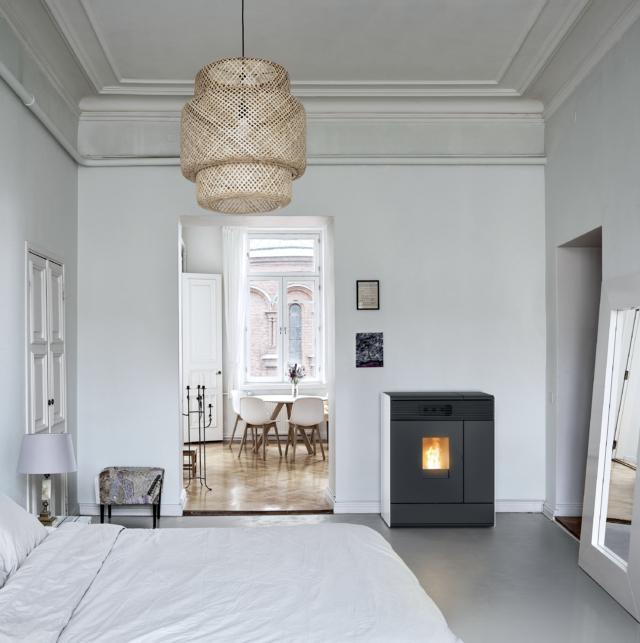 Aki di MCZ è una termostufa a pellet che permette di riscaldare l’acqua dei termosifoni o dell’impianto a pavimento in modo rapido. Grazie alla tecnologia Maestro, la stufa può essere comandata anche da remoto. È disponibile in due potenze: 16 e 24 kW, adatte per abitazioni di circa 140 e 220 mq. Classe A++, 4 stelle. Misura L 87,2 x P 40,7 x H 110 cm. Prezzo da 4.990 euro + Iva. www.mcz.it Aki di MCZ è una termostufa a pellet che permette di riscaldare l’acqua dei termosifoni o dell’impianto a pavimento in modo rapido. Grazie alla tecnologia Maestro, la stufa può essere comandata anche da remoto. È disponibile in due potenze: 16 e 24 kW, adatte per abitazioni di circa 140 e 220 mq. Classe A++, 4 stelle. Misura L 87,2 x P 40,7 x H 110 cm. Prezzo da 4.990 euro + Iva. www.mcz.it