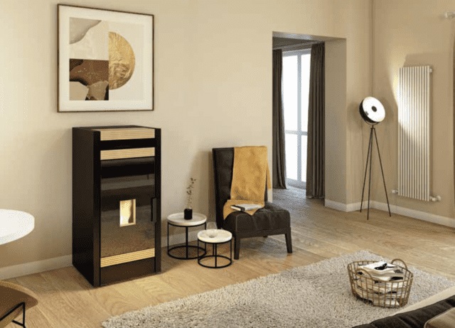 La termostufa Aurora di Clam è disponibile in due potenze: 20 o 26 kW. Oltre che riscaldare ad acqua riscalda anche ad aria, è programmabile, ha braciere in ghisa e centralina elettronica che ottimizza combustione e consumo. È in acciaio e lamiera ad alto spessore con inserti in ceramica. Serbatoio pellet 45 kg. Rendimento max 95%. Classe A+, 4 stelle. Misura L 62 x P 60 x H 130 cm. www.clam.it La termostufa Aurora di Clam è disponibile in due potenze: 20 o 26 kW. Oltre che riscaldare ad acqua riscalda anche ad aria, è programmabile, ha braciere in ghisa e centralina elettronica che ottimizza combustione e consumo. È in acciaio e lamiera ad alto spessore con inserti in ceramica. Serbatoio pellet 45 kg. Rendimento max 95%. Classe A+, 4 stelle. Misura L 62 x P 60 x H 130 cm. www.clam.it