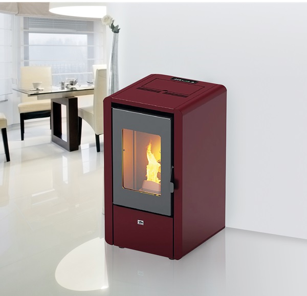 Badia di Adler in vendita da Tecnomat ha rivestimento in acciaio verniciato di colore bordeaux. Compatte le misure; L 43 x P 43,5 x H 77 cm, che la rendono adatta per tuti gli spazi. Ha braciere in ghisa, camera di combustione in acciaio ed è programmabile per accensione e spegnimento. Serbatoio pellet 11 kg. Potenza 6,2 kW. Casse A+, ambientale 4 stelle. Si possono aggiungere il telecomando e il modulo Wi-Fi. Prezzo 619 euro. www.tecnomat.it Badia di Adler in vendita da Tecnomat ha rivestimento in acciaio verniciato di colore bordeaux. Compatte le misure; L 43 x P 43,5 x H 77 cm, che la rendono adatta per tuti gli spazi. Ha braciere in ghisa, camera di combustione in acciaio ed è programmabile per accensione e spegnimento. Serbatoio pellet 11 kg. Potenza 6,2 kW. Casse A+, ambientale 4 stelle. Si possono aggiungere il telecomando e il modulo Wi-Fi. Prezzo 619 euro. www.tecnomat.it