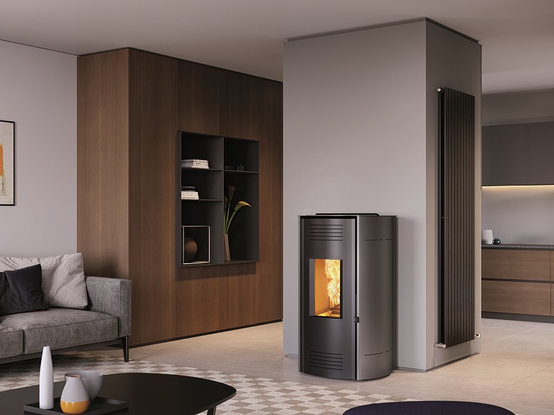 La termostufa Bolina E di Caminetti Montegrappa riscalda sia ad acqua che ad aria e permette di regolare la potenza su 5 livelli. Ha rivestimento in acciaio verniciato grigio, nero o crema e il top ha inserto in maiolica. Il bruciatore è in ghisa e il serbatoio del pellet ha capacità 24 kg. Potenza 17,2 kW. Rendimento 92,7%. Classe energetica A++ ambientale 5 stelle. Misura L 52 x P 58 x H 112 cm. Prezzo 2.849 euro. www.caminettimontegrappa.it La termostufa Bolina E di Caminetti Montegrappa riscalda sia ad acqua che ad aria e permette di regolare la potenza su 5 livelli. Ha rivestimento in acciaio verniciato grigio, nero o crema e il top ha inserto in maiolica. Il bruciatore è in ghisa e il serbatoio del pellet ha capacità 24 kg. Potenza 17,2 kW. Rendimento 92,7%. Classe energetica A++ ambientale 5 stelle. Misura L 52 x P 58 x H 112 cm. Prezzo 2.849 euro. www.caminettimontegrappa.it