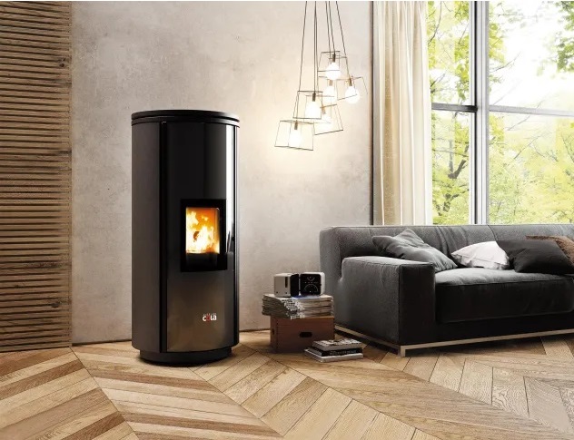 Elegant Ermetica di Anselmo Cola è dotata di camera di combustione ermetica ad alto rendimento (max 93%) e tre ventilatori tangenziali per la diffusione dell’aria calda. Ha serbatoio con capacità 21 kg, potenza 8,5 kW, è in classe A+ e certificata 4 stelle. La resistenza elettrica di accensione al quarzo permette un avvio rapido, con conseguente riduzione del consumo di energia elettrica. Rivestita in acciaio verniciato, misura L 54 x P 57,4 x H 121,1 cm. www.colastufe.com Elegant Ermetica di Anselmo Cola è dotata di camera di combustione ermetica ad alto rendimento (max 93%) e tre ventilatori tangenziali per la diffusione dell’aria calda. Ha serbatoio con capacità 21 kg, potenza 8,5 kW, è in classe A+ e certificata 4 stelle. La resistenza elettrica di accensione al quarzo permette un avvio rapido, con conseguente riduzione del consumo di energia elettrica. Rivestita in acciaio verniciato, misura L 54 x P 57,4 x H 121,1 cm. www.colastufe.com