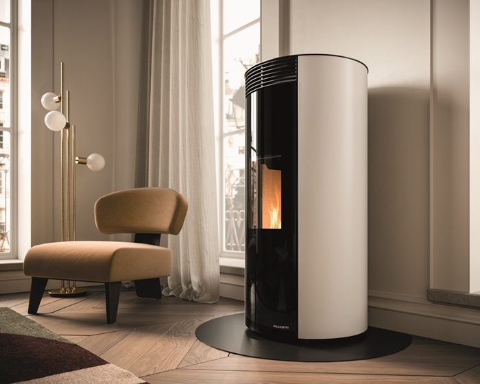 Ecofire® Emily di Palazzetti è ermetica e ha design rotondo, con rivestimento in acciaio verniciato. Il braciere è autopulente ed è dotata di sistema di combustione completa. La ventilazione può essere azzerata, aumentando il comfort acustico. A pellet, ha serbatoio con capienza 22 kg con sistema di caricamento a stella, per un dosaggio ottimale. Classe A+, ambientale 5 stelle. Potenza 6 e 9 kW. Misura L 53 x P 53 x H 110 cm. Costa 3.105 euro. www.palazzetti.it Ecofire® Emily di Palazzetti è ermetica e ha design rotondo, con rivestimento in acciaio verniciato. Il braciere è autopulente ed è dotata di sistema di combustione completa. La ventilazione può essere azzerata, aumentando il comfort acustico. A pellet, ha serbatoio con capienza 22 kg con sistema di caricamento a stella, per un dosaggio ottimale. Classe A+, ambientale 5 stelle. Potenza 6 e 9 kW. Misura L 53 x P 53 x H 110 cm. Costa 3.105 euro. www.palazzetti.it