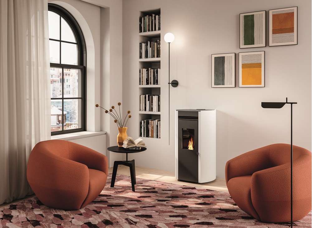 Ecofire® Flo di Palazzetti ha rivestimento in acciaio verniciato con fianchi arrotondati. Ha sistema di combustione totale che brucia tutto il pellet e la cenere riducendo al minimo i residui, con alta resa. Ha braciere autopulente, pannello digitale e ventilazione regolabile, anche a zero. Serbatoio 15 kg. Classe A+, ambientale 5 stelle. Potenza 6 e 9 kW. Misura L 52,9 x P 49 x H 97 cm. Costa 2.562 euro. www.palazzetti.it Ecofire® Flo di Palazzetti ha rivestimento in acciaio verniciato con fianchi arrotondati. Ha sistema di combustione totale che brucia tutto il pellet e la cenere riducendo al minimo i residui, con alta resa. Ha braciere autopulente, pannello digitale e ventilazione regolabile, anche a zero. Serbatoio 15 kg. Classe A+, ambientale 5 stelle. Potenza 6 e 9 kW. Misura L 52,9 x P 49 x H 97 cm. Costa 2.562 euro. www.palazzetti.it