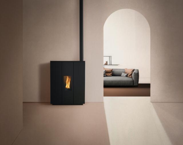 HRV 140 Silhouette di Ravelli una termostufa ermetica a pellet con top e fianchi in acciaio verniciati nero. Ha braciere autopulente, scarico superiore, ventilatore frontale disattivabile, serbatoio con capacità 28 kg, Wi-Fi di serie per il controllo da remoto. Classe A+, 4 stelle per certificazione ambientale, rendimento max 95,2%, potenza 17,3 kW. Misura L 93 x P 39 x H 110 cm. http://ita.ravelligroup.it HRV 140 Silhouette di Ravelli una termostufa ermetica a pellet con top e fianchi in acciaio verniciati nero. Ha braciere autopulente, scarico superiore, ventilatore frontale disattivabile, serbatoio con capacità 28 kg, Wi-Fi di serie per il controllo da remoto. Classe A+, 4 stelle per certificazione ambientale, rendimento max 95,2%, potenza 17,3 kW. Misura L 93 x P 39 x H 110 cm. http://ita.ravelligroup.it