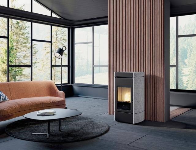 Lena di EdilKamin ha focolare in ghisa e, in versione Plus, l’aria è canalizzabile. Il serbatoio ha capacità di 24 kg e una spia indica l’autonomia residua di 30 minuti. I fianchi sono in pietra ollare o in acciaio, anche con inserti in ceramica o pietra ollare. Il Wi-Fi è integrato, è in classe A+, 4 stelle, ha potenza 7,9 kW e rendimento 87,1%. Con l’aggiunta del kit airKare migliora la qualità dell’aria interna con ionizzatore e ozonizzatore, per eliminare pollini, polvere e ridurre virus e batteri. Misura L 50 x P 49 x H 100 cm. Con rivestimento in pietra ollare costa da 2.590 euro + Iva. www.edilkamin.com Lena di EdilKamin ha focolare in ghisa e, in versione Plus, l’aria è canalizzabile. Il serbatoio ha capacità di 24 kg e una spia indica l’autonomia residua di 30 minuti. I fianchi sono in pietra ollare o in acciaio, anche con inserti in ceramica o pietra ollare. Il Wi-Fi è integrato, è in classe A+, 4 stelle, ha potenza 7,9 kW e rendimento 87,1%. Con l’aggiunta del kit airKare migliora la qualità dell’aria interna con ionizzatore e ozonizzatore, per eliminare pollini, polvere e ridurre virus e batteri. Misura L 50 x P 49 x H 100 cm. Con rivestimento in pietra ollare costa da 2.590 euro + Iva. www.edilkamin.com