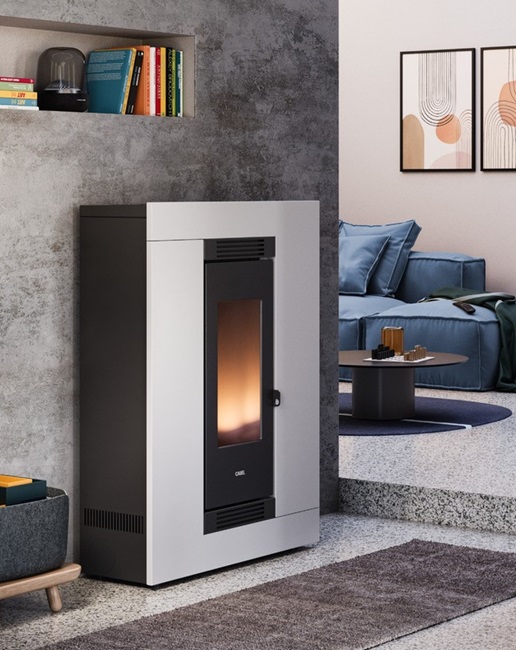 Luce Plus 9 di Cadel ha scarico dei fumi superiore che permette di guadagnare spazio. Dotata di griglia frontale inferiore per l’uscita dell’aria, è anche canalizzabile. Il braciere è in ghisa e il rivestimento è in metallo: bianco, antracite, light bronze e titanium. Programmabile, è dotata di Wi-Fi integrato. Capacità serbatoio 15 kg. Potenza 8,5 kW. Classe A+, ambientale 5 stelle. Misure L 79,6 x P 28,7 x H 109,2 cm. Prezzo da 2.180 euro. www.cadelsrl.com Luce Plus 9 di Cadel ha scarico dei fumi superiore che permette di guadagnare spazio. Dotata di griglia frontale inferiore per l’uscita dell’aria, è anche canalizzabile. Il braciere è in ghisa e il rivestimento è in metallo: bianco, antracite, light bronze e titanium. Programmabile, è dotata di Wi-Fi integrato. Capacità serbatoio 15 kg. Potenza 8,5 kW. Classe A+, ambientale 5 stelle. Misure L 79,6 x P 28,7 x H 109,2 cm. Prezzo da 2.180 euro. www.cadelsrl.com