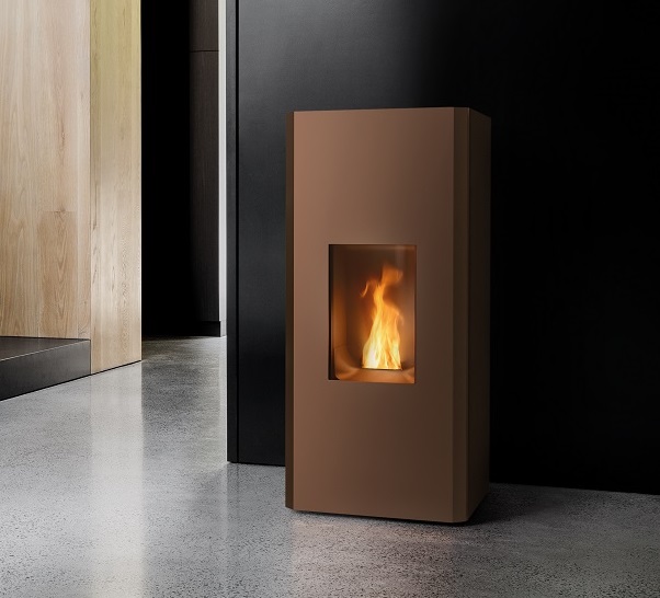 Mako di MCZ ha rivestimento in acciaio Bronze o Black, motore brushless dai consumi ridotti. Sfruttando i principi della gassificazione, la tecnologia di combustione Core abbatte del 40% le emissioni rispetto ai più severi standard europei. È canalizzabile fino a 8 metri di distanza e il braciere è autopulente. Ha classe ambientale 5 stelle, energetica A+, potenza 8 kW, rendimento max 92,9%. Misura L 50 x P 55 x H 104,5 cm. Prezzo da 4.165 euro + Iva. www.mcz.it Mako di MCZ ha rivestimento in acciaio Bronze o Black, motore brushless dai consumi ridotti. Sfruttando i principi della gassificazione, la tecnologia di combustione Core abbatte del 40% le emissioni rispetto ai più severi standard europei. È canalizzabile fino a 8 metri di distanza e il braciere è autopulente. Ha classe ambientale 5 stelle, energetica A+, potenza 8 kW, rendimento max 92,9%. Misura L 50 x P 55 x H 104,5 cm. Prezzo da 4.165 euro + Iva. www.mcz.it