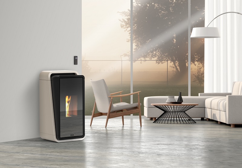 La stufa a pellet ermetica Nua AU di Unical ha certificazione ambientale 5 stelle ed energetica A+. Non ha pulsantiera a vista e si gestisce con radiocomando palmare o App, grazie al Wi-Fi di serie. Il braciere è autopulente e il serbatoio del pellet da 17 kg è nascosto da un pannello scorrevole. Potenza 7-9,1-11,9 kW. Misura L 54 x P 56 x H 106 cm. Prezzo da 2.600 euro + Iva. www.unical.eu La stufa a pellet ermetica Nua AU di Unical ha certificazione ambientale 5 stelle ed energetica A+. Non ha pulsantiera a vista e si gestisce con radiocomando palmare o App, grazie al Wi-Fi di serie. Il braciere è autopulente e il serbatoio del pellet da 17 kg è nascosto da un pannello scorrevole. Potenza 7-9,1-11,9 kW. Misura L 54 x P 56 x H 106 cm. Prezzo da 2.600 euro + Iva. www.unical.eu