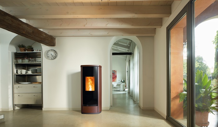 In base alle caratteristiche del combustibile, il sistema Pellet Quality migliora la qualità della fiamma e ottimizza il rendimento. La stufa ermetica P 230 M della Premium Plus Line di Piazzetta è rivestita in maiolica ed è installabile filomuro. Con il sistema Multifuoco® si può canalizzare l’aria e impostare temperature diverse per gli ambienti. Classe A+, 5 stelle, ha potenza 11 kW e rendimento 90,7%. Il Wi-Fi di serie ne consente la gestione con app. Misura L 58,6 x P 56,5 x H 131,5 cm. Prezzo 5.600 euro + Iva. www.piazzetta.com In base alle caratteristiche del combustibile, il sistema Pellet Quality migliora la qualità della fiamma e ottimizza il rendimento. La stufa ermetica P 230 M della Premium Plus Line di Piazzetta è rivestita in maiolica ed è installabile filomuro. Con il sistema Multifuoco® si può canalizzare l’aria e impostare temperature diverse per gli ambienti. Classe A+, 5 stelle, ha potenza 11 kW e rendimento 90,7%. Il Wi-Fi di serie ne consente la gestione con app. Misura L 58,6 x P 56,5 x H 131,5 cm. Prezzo 5.600 euro + Iva. www.piazzetta.com