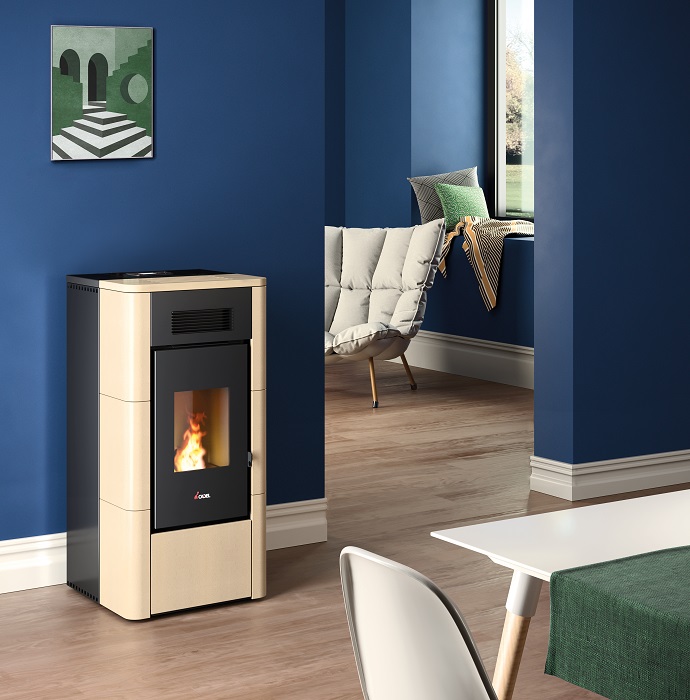 River Idrotech 18 di Cadel è una stufa idro ventilata alimentata a pellet, dall’estetica minimal chic, disponibile anche nella potenza da 24 kW e nella versione 24 H₂O. Dotata di candela in ceramica Go Fast, che ne consente un’accensione rapida, ha braciere autopulente in ghisa e serbatoio da 24 kg. Si programma sia per il giorno che per la settimana e ha Wi-Fi integrato e bluetooth. Potenza 17,7 kW, classe energetica A++, ambientale 5 stelle. Misura L 53 x P 51,7 x H 110,3 cm. Prezzo da 4.685 euro. www.cadelsrl.com River Idrotech 18 di Cadel è una stufa idro ventilata alimentata a pellet, dall’estetica minimal chic, disponibile anche nella potenza da 24 kW e nella versione 24 H₂O. Dotata di candela in ceramica Go Fast, che ne consente un’accensione rapida, ha braciere autopulente in ghisa e serbatoio da 24 kg. Si programma sia per il giorno che per la settimana e ha Wi-Fi integrato e bluetooth. Potenza 17,7 kW, classe energetica A++, ambientale 5 stelle. Misura L 53 x P 51,7 x H 110,3 cm. Prezzo da 4.685 euro. www.cadelsrl.com