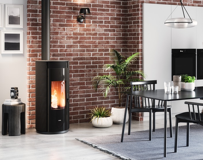 Spin Plus 9 di Cadel è dotata di tecnologia UPS Ready che assicura il funzionamento anche in caso di mancanza di corrente. Il braciere autopulente riduce le operazioni dimanutenzione. L'aria calda è canalizzabile e il serbatoio pellet ha capacità 20 kg. Il rivestimento materico è in ghisa o in metallo light bronze e titanium. Ha Wi-Fi & Bluetooth integrati. Potenza 8,5 kW. Classe A+, ambientale 5 stelle. Misura L 52,7 x P 52,2 x H 110,4 cm. Prezzo da 3.050 euro. www.cadelsrl.com Spin Plus 9 di Cadel è dotata di tecnologia UPS Ready che assicura il funzionamento anche in caso di mancanza di corrente. Il braciere autopulente riduce le operazioni dimanutenzione. L'aria calda è canalizzabile e il serbatoio pellet ha capacità 20 kg. Il rivestimento materico è in ghisa o in metallo light bronze e titanium. Ha Wi-Fi & Bluetooth integrati. Potenza 8,5 kW. Classe A+, ambientale 5 stelle. Misura L 52,7 x P 52,2 x H 110,4 cm. Prezzo da 3.050 euro. www.cadelsrl.com