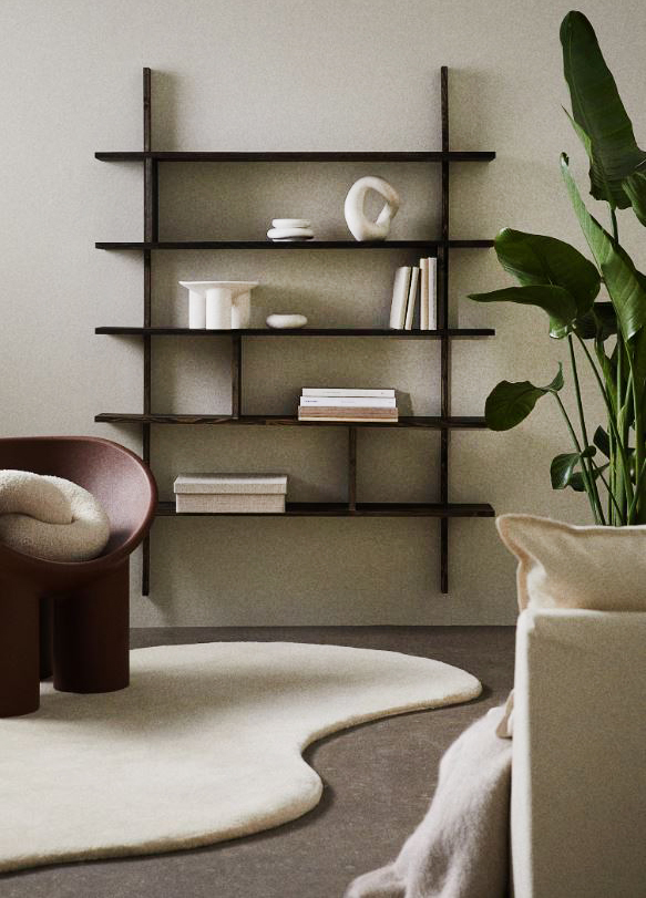 Ha una forma organica e insolita il tappeto contemporaneo (N. art.:1138557001) di H&M Home che è prodotto in lana taftata beige chiaro con motivi a rilievo; il vello lungo lo rende morbido e soffice sotto i piedi. Misura L 170 x P 240 cm. Prezzo 349 euro. www.hm.com Ha una forma organica e insolita il tappeto contemporaneo (N. art.:1138557001) di H&M Home che è prodotto in lana taftata beige chiaro con motivi a rilievo; il vello lungo lo rende morbido e soffice sotto i piedi. Misura L 170 x P 240 cm. Prezzo 349 euro. www.hm.com