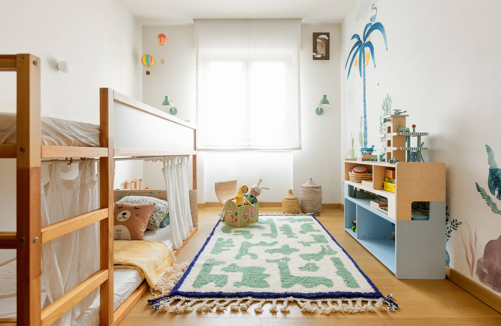 Ricopre il pavimento della cameretta il soffice tappeto Animaui della Collezione Oi Mini Design di Casa Amar che è annodato a mano con lana vergine proveniente da pecore marocchine; è resistente, è facile da pulire, è ecologico perché non assorbe gli agenti inquinanti ed è personalizzabile nelle misure e nei colori. È decorato da personaggi antropomorfi verde chiaro. Prezzo 210 euro al mq. (inclusa spedizione). www.casaamar.it Ricopre il pavimento della cameretta il soffice tappeto Animaui della Collezione Oi Mini Design di Casa Amar che è annodato a mano con lana vergine proveniente da pecore marocchine; è resistente, è facile da pulire, è ecologico perché non assorbe gli agenti inquinanti ed è personalizzabile nelle misure e nei colori. È decorato da personaggi antropomorfi verde chiaro. Prezzo 210 euro al mq. (inclusa spedizione). www.casaamar.it